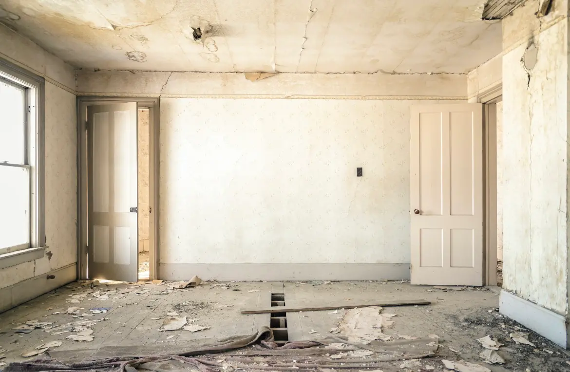 Waste disposal crew managing a cleanout project in Hanamaulu